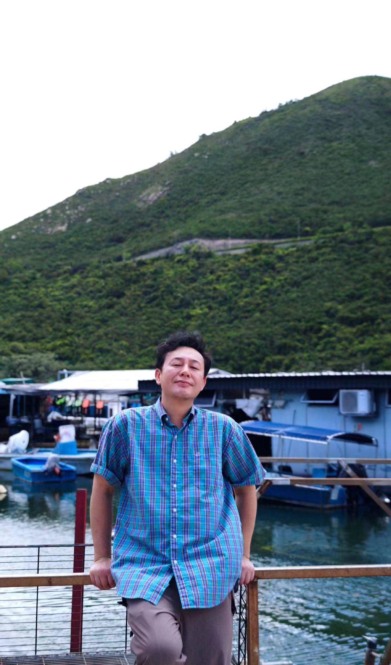 九游会J9太牛了！张颂文罕发一件95年衬衣引热议陈法蓉不由得点赞